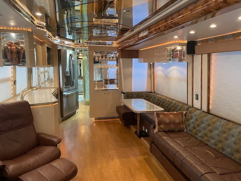 2002 Prevost Featherlite H3-45 Motorhome - Thumbnail 15 2002 Prevost Featherlite H3-45 Motorhome - Thumbnail 15