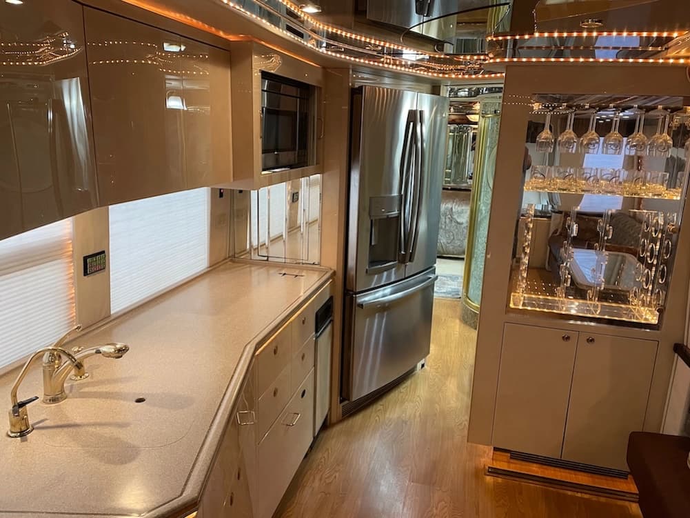 2002 Prevost Featherlite H3-45 Motorhome - Thumbnail 17 2002 Prevost Featherlite H3-45 Motorhome - Thumbnail 17