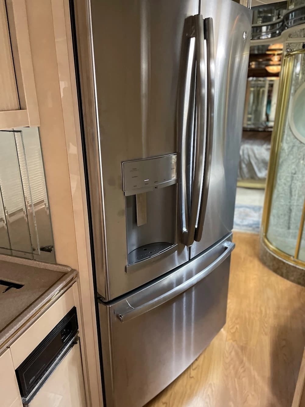 2002 Prevost Featherlite H3-45 Motorhome - Thumbnail 23 2002 Prevost Featherlite H3-45 Motorhome - Thumbnail 23