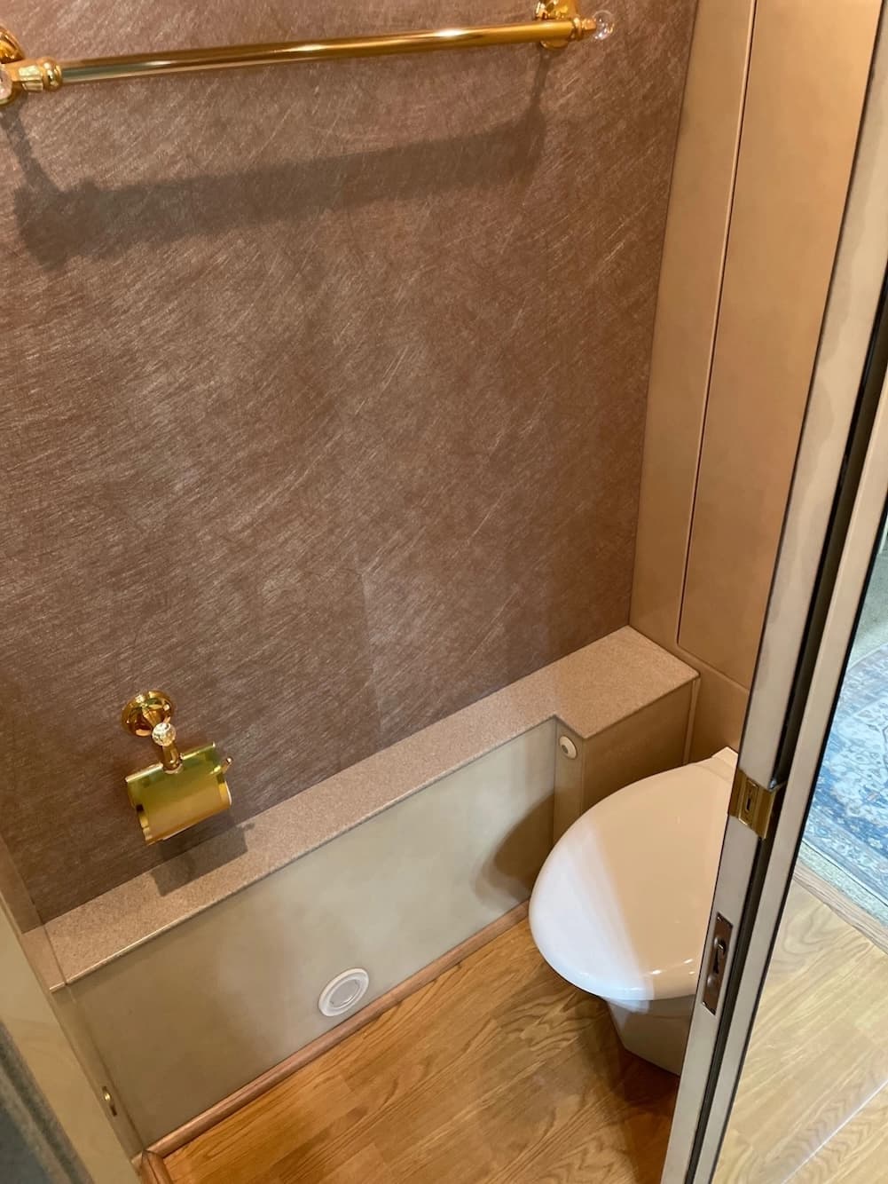 2002 Prevost Featherlite H3-45 Motorhome - Thumbnail 27 2002 Prevost Featherlite H3-45 Motorhome - Thumbnail 27