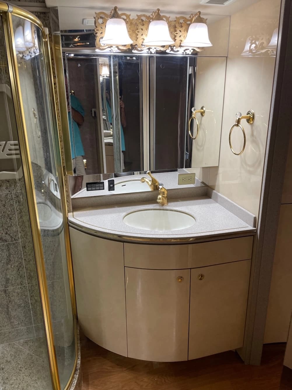 2002 Prevost Featherlite H3-45 Motorhome - Thumbnail 29 2002 Prevost Featherlite H3-45 Motorhome - Thumbnail 29