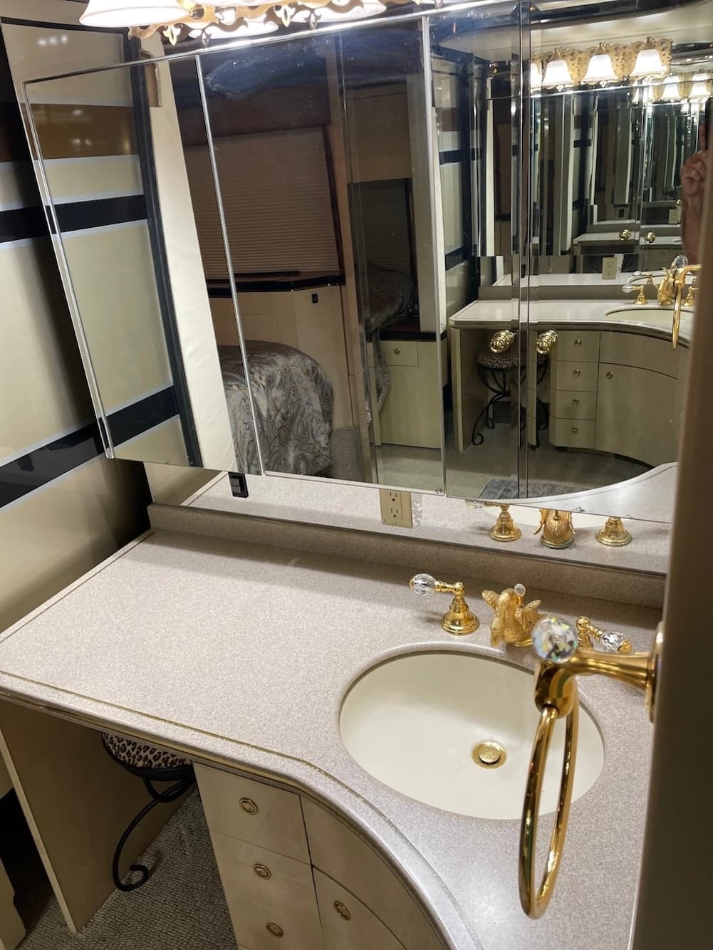 2002 Prevost Featherlite H3-45 Motorhome - Thumbnail 30 2002 Prevost Featherlite H3-45 Motorhome - Thumbnail 30