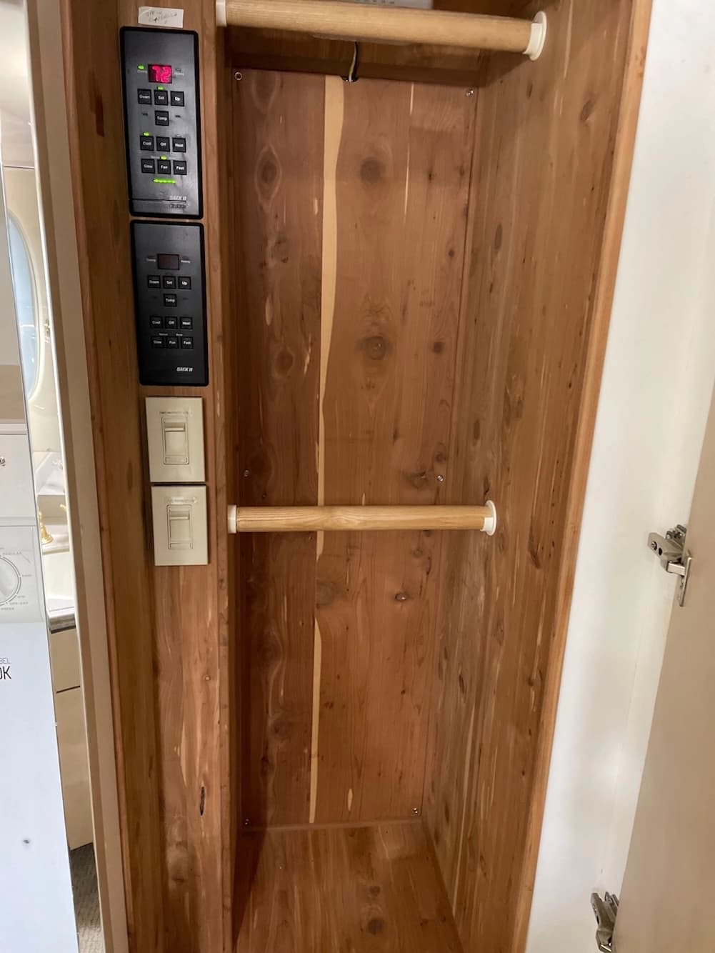 2002 Prevost Featherlite H3-45 Motorhome - Thumbnail 32 2002 Prevost Featherlite H3-45 Motorhome - Thumbnail 32