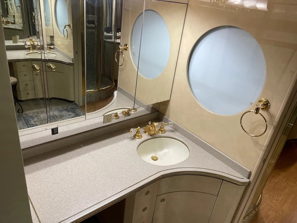 2002 Prevost Featherlite H3-45 Motorhome - Thumbnail 33 2002 Prevost Featherlite H3-45 Motorhome - Thumbnail 33