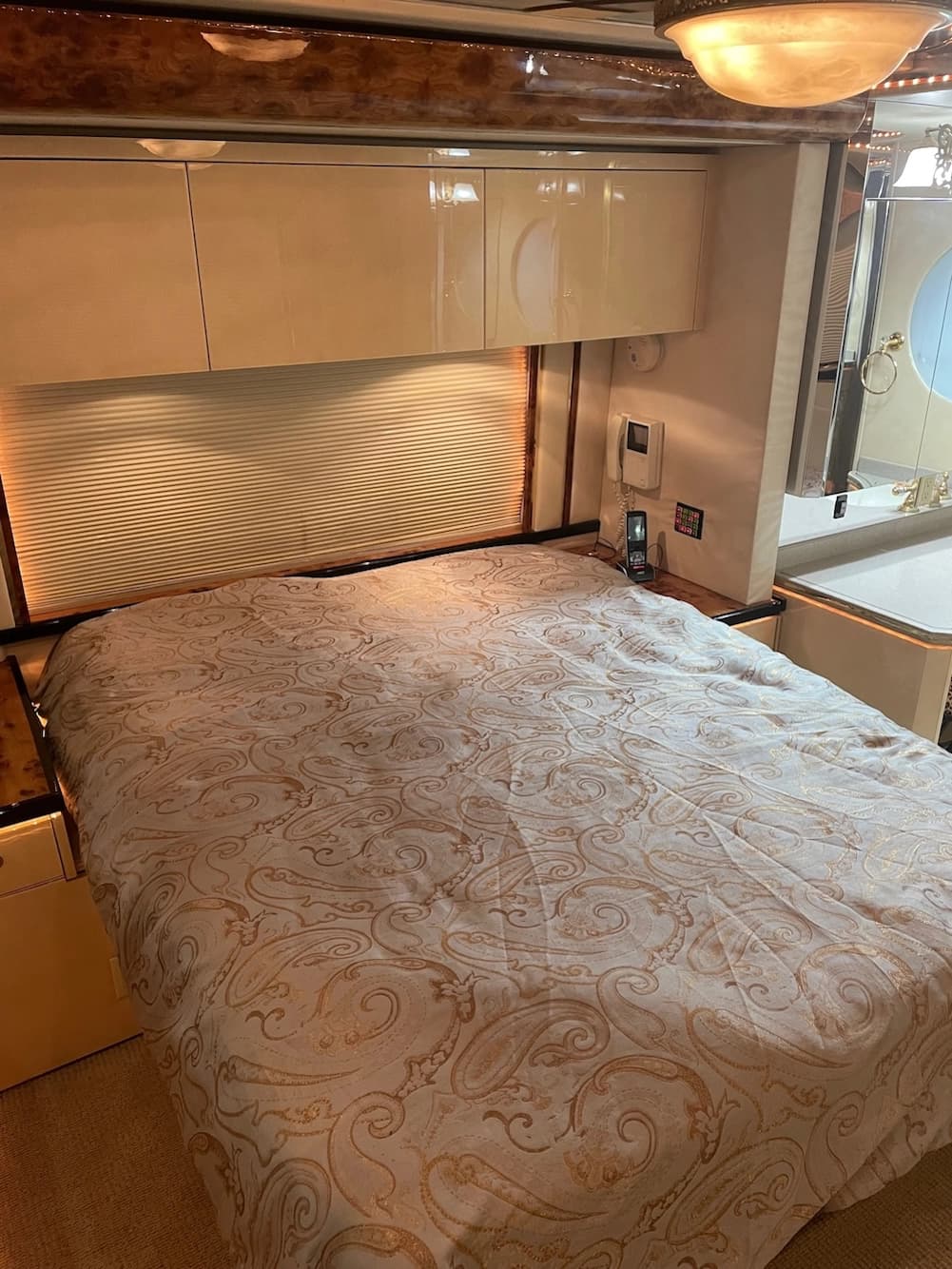 2002 Prevost Featherlite H3-45 Motorhome - Thumbnail 35 2002 Prevost Featherlite H3-45 Motorhome - Thumbnail 35