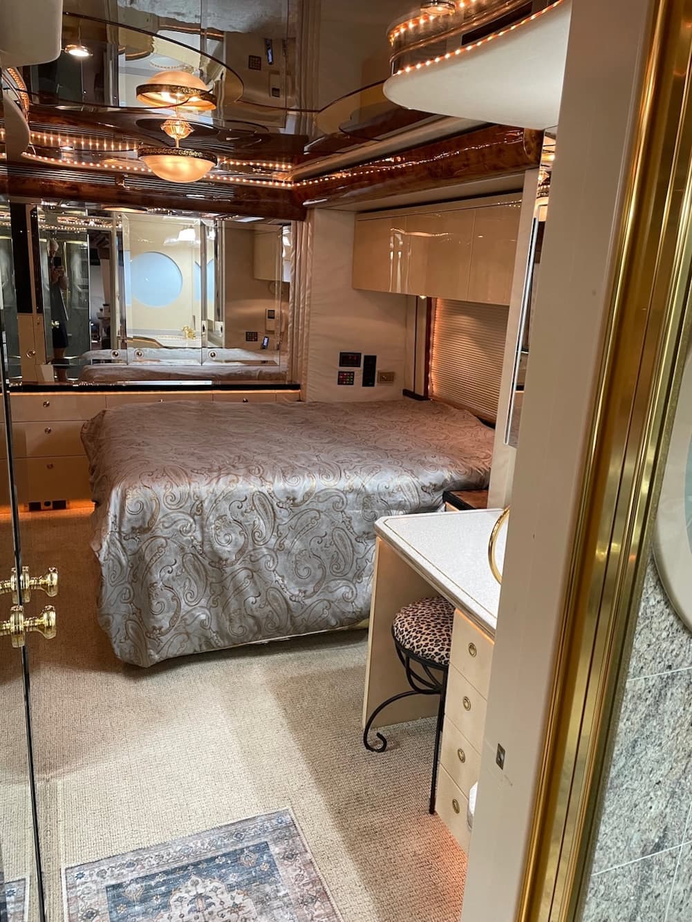 2002 Prevost Featherlite H3-45 Motorhome - Thumbnail 36 2002 Prevost Featherlite H3-45 Motorhome - Thumbnail 36