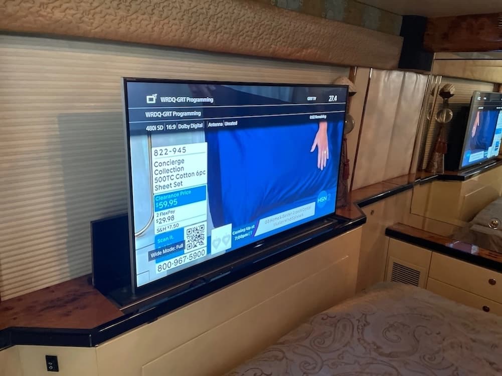 2002 Prevost Featherlite H3-45 Motorhome - Thumbnail 37 2002 Prevost Featherlite H3-45 Motorhome - Thumbnail 37