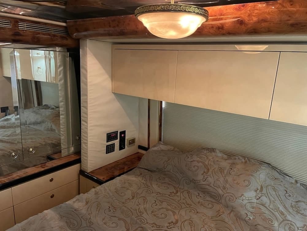 2002 Prevost Featherlite H3-45 Motorhome - Thumbnail 39 2002 Prevost Featherlite H3-45 Motorhome - Thumbnail 39