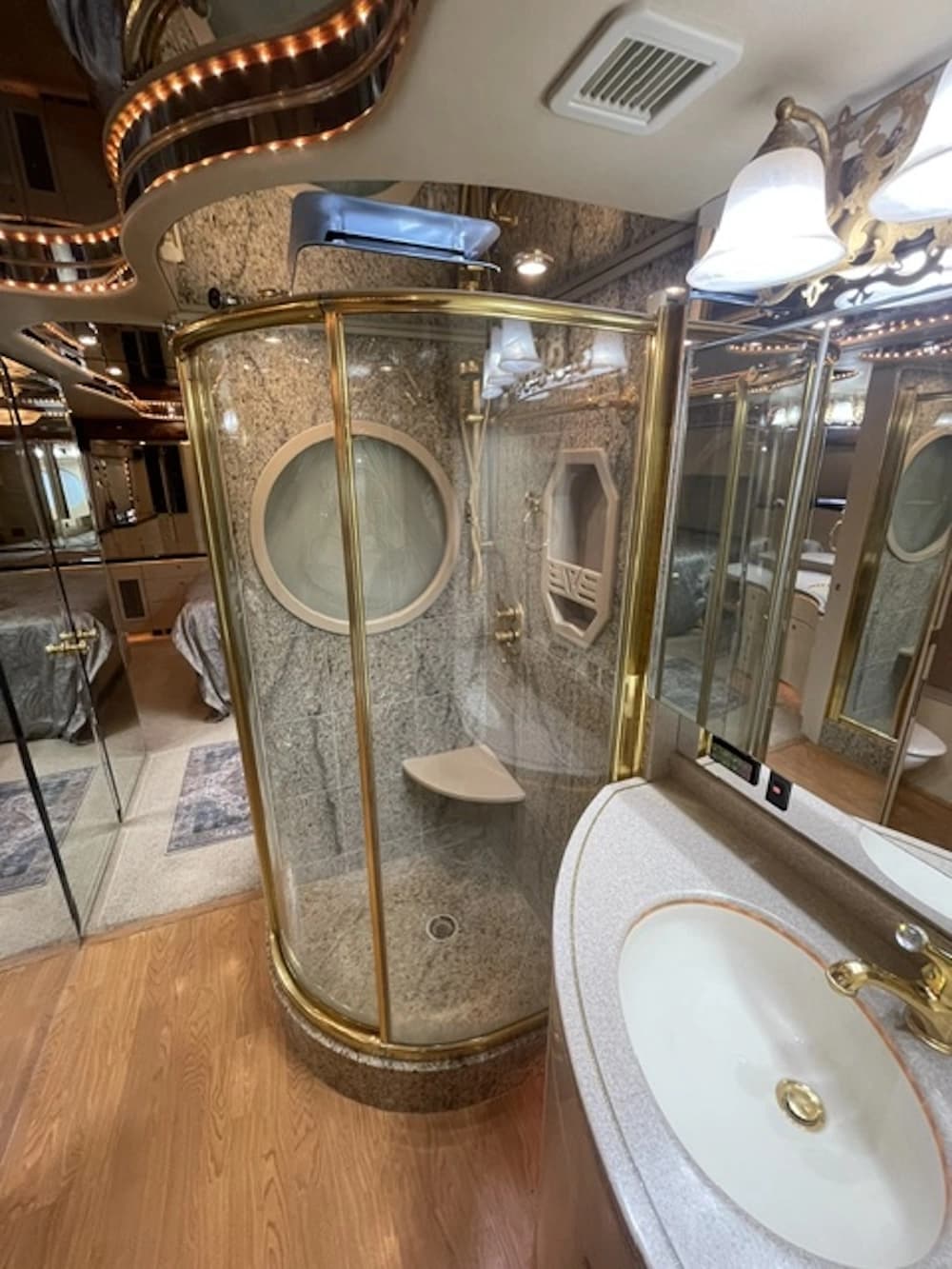 2002 Prevost Featherlite H3-45 Motorhome - Thumbnail 42 2002 Prevost Featherlite H3-45 Motorhome - Thumbnail 42