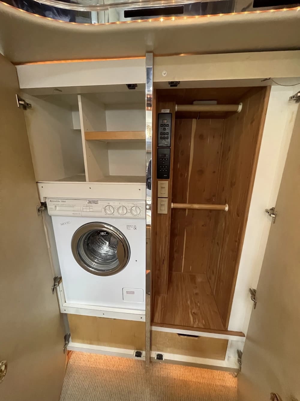 2002 Prevost Featherlite H3-45 Motorhome - Thumbnail 43 2002 Prevost Featherlite H3-45 Motorhome - Thumbnail 43