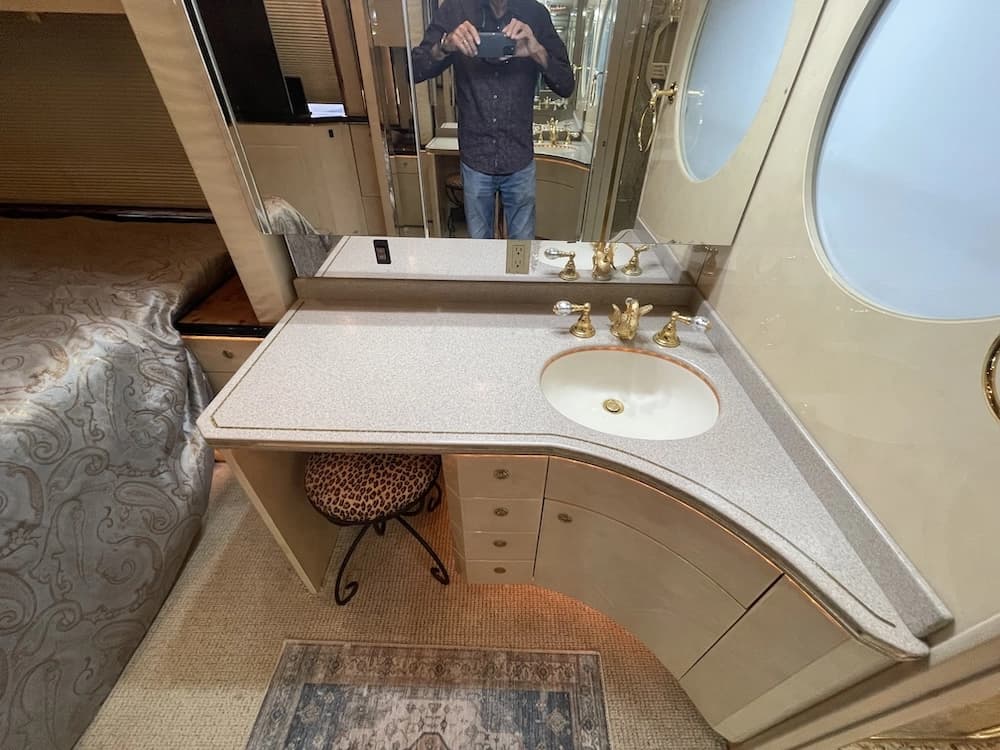 2002 Prevost Featherlite H3-45 Motorhome - Thumbnail 44 2002 Prevost Featherlite H3-45 Motorhome - Thumbnail 44