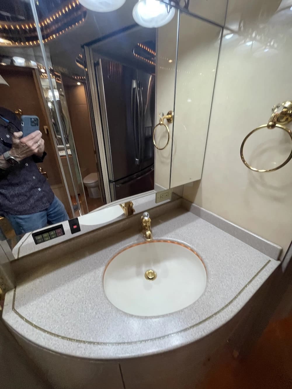 2002 Prevost Featherlite H3-45 Motorhome - Thumbnail 45 2002 Prevost Featherlite H3-45 Motorhome - Thumbnail 45