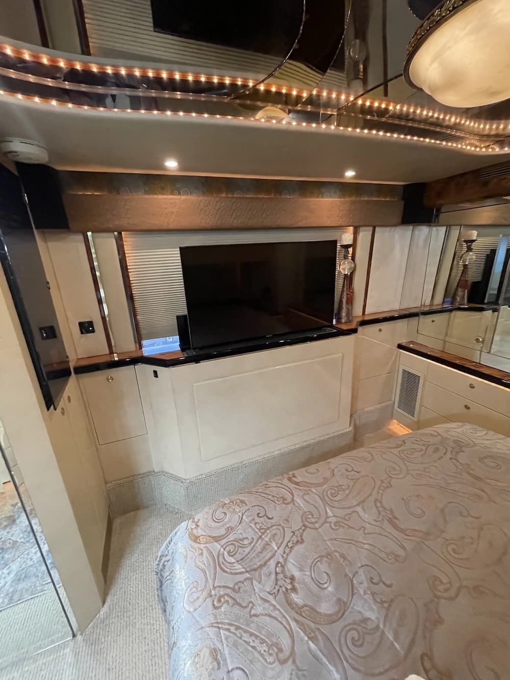 2002 Prevost Featherlite H3-45 Motorhome - Thumbnail 46 2002 Prevost Featherlite H3-45 Motorhome - Thumbnail 46