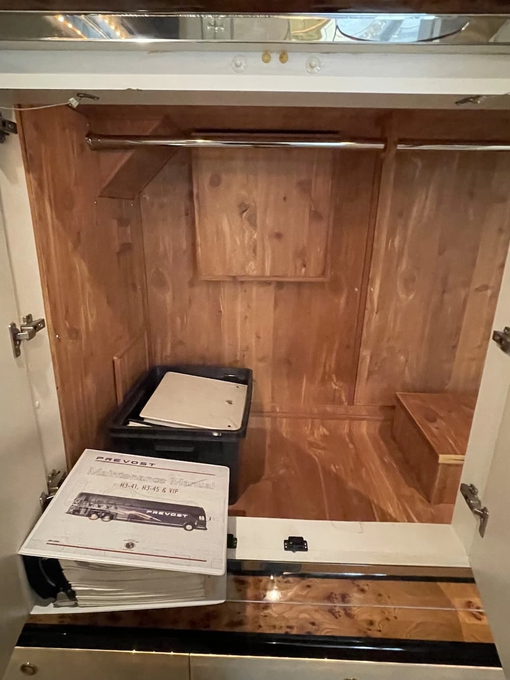 2002 Prevost Featherlite H3-45 Motorhome - Thumbnail 47 2002 Prevost Featherlite H3-45 Motorhome - Thumbnail 47