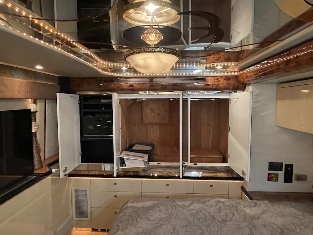 2002 Prevost Featherlite H3-45 Motorhome - Thumbnail 48 2002 Prevost Featherlite H3-45 Motorhome - Thumbnail 48