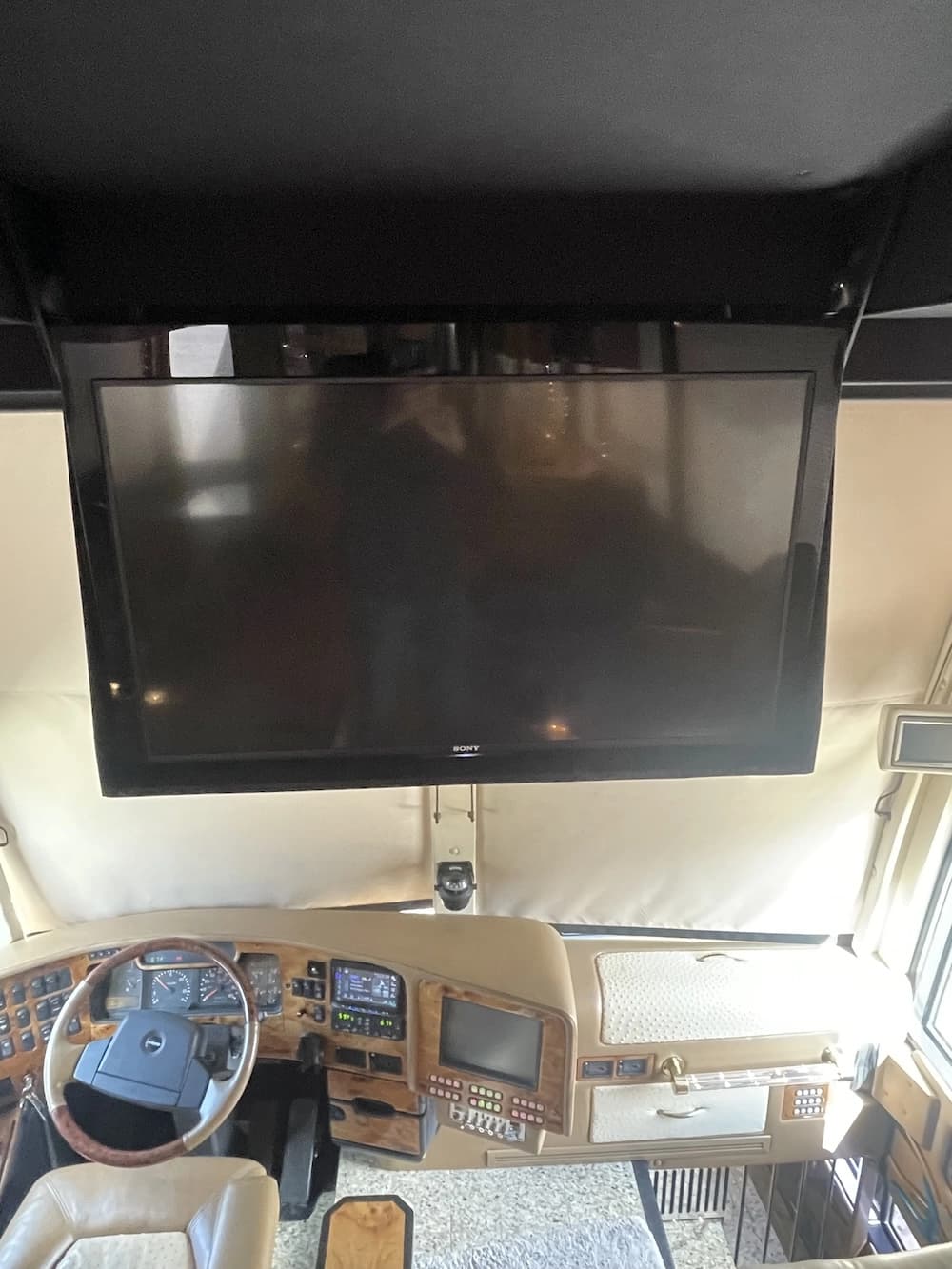 2002 Prevost Featherlite H3-45 Motorhome - Thumbnail 49 2002 Prevost Featherlite H3-45 Motorhome - Thumbnail 49