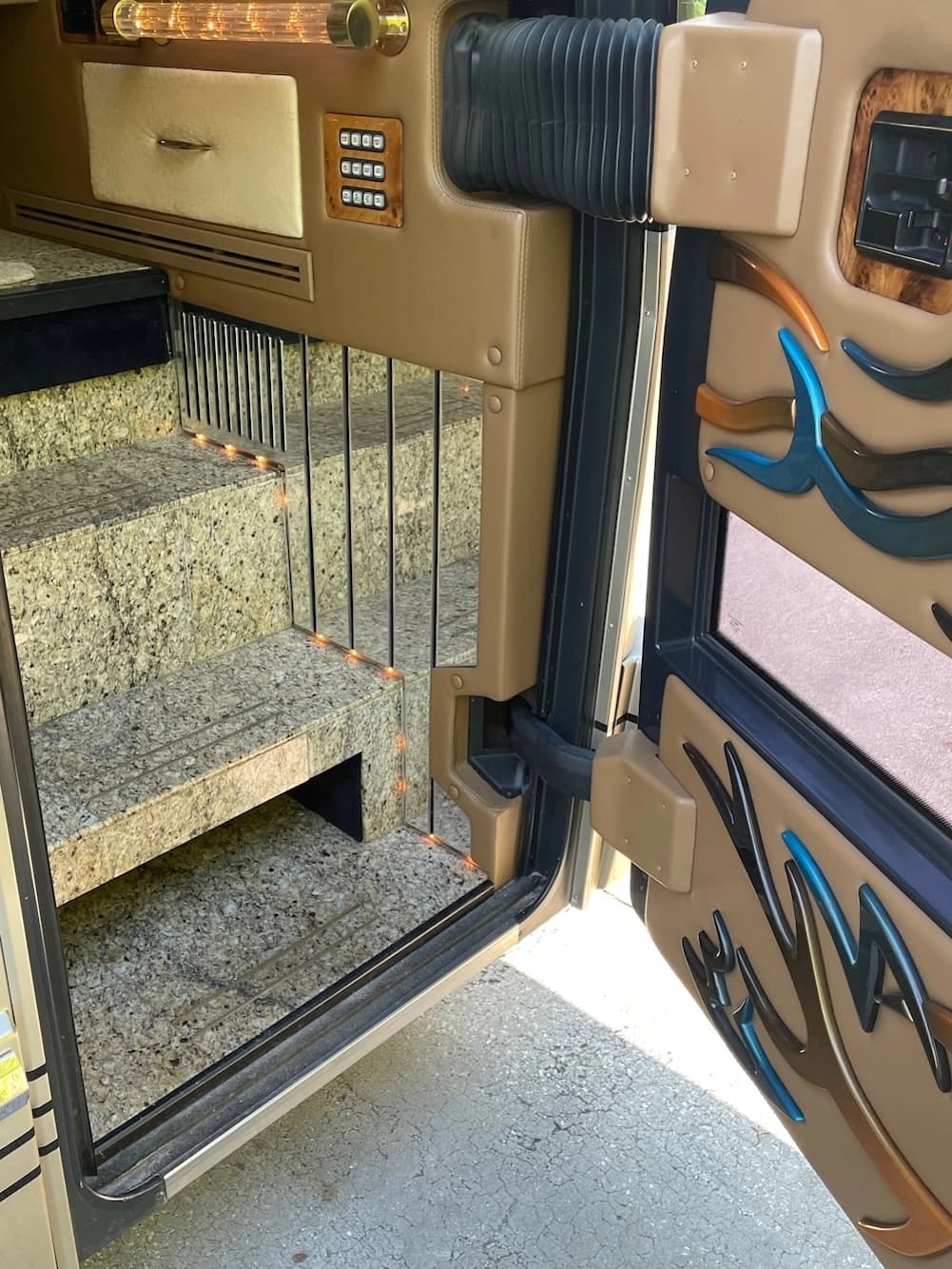 2002 Prevost Featherlite H3-45 Motorhome - Thumbnail 10 2002 Prevost Featherlite H3-45 Motorhome - Thumbnail 10