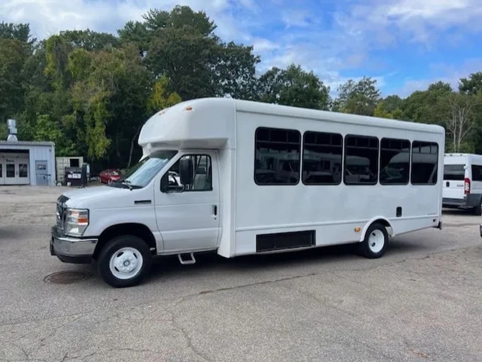 2016 Ford E450 Super Duty bus 2016 Ford E450 Super Duty bus