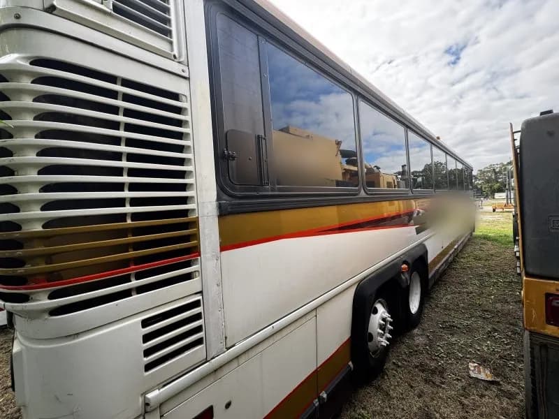 2004 MCI D45 Coach Bus - Thumbnail 2 2004 MCI D45 Coach Bus - Thumbnail 2