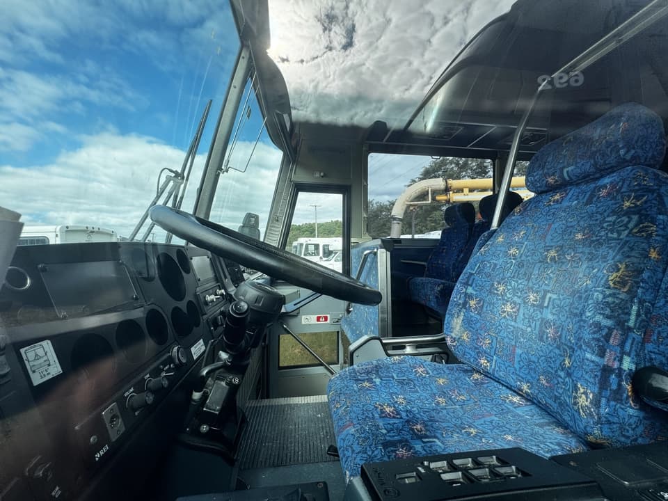 2004 MCI D45 Coach Bus - Thumbnail 3 2004 MCI D45 Coach Bus - Thumbnail 3