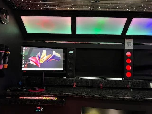 2018 Ford E-450 - Thumbnail 4 2018 Ford E-450 - Thumbnail 4