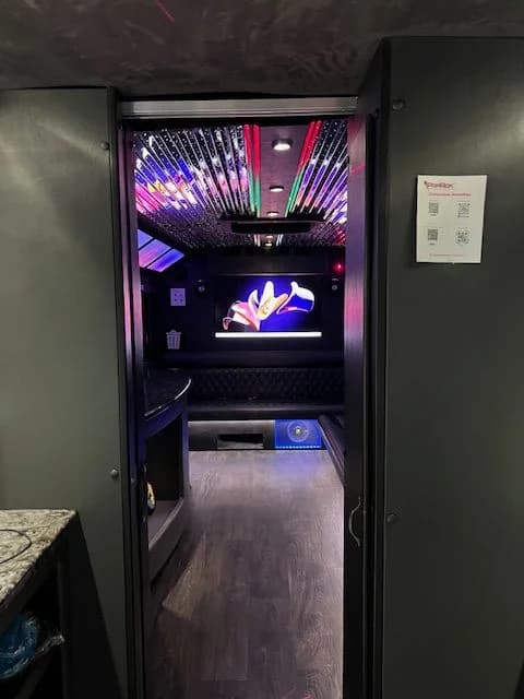 2018 Ford E-450 - Thumbnail 9 2018 Ford E-450 - Thumbnail 9