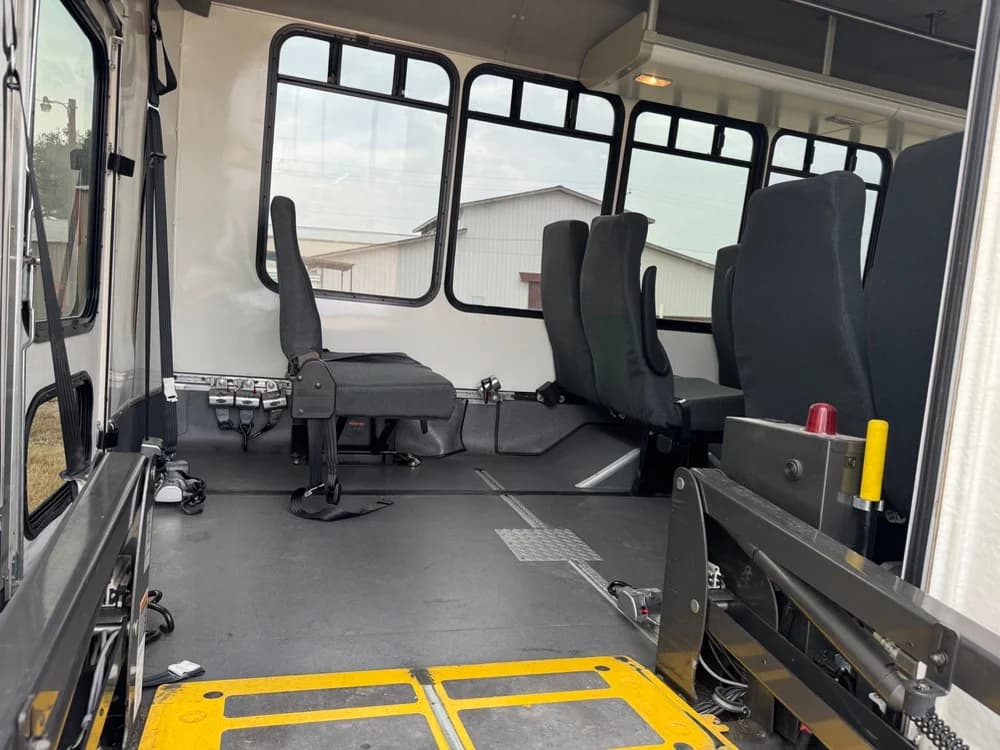 2014 Chevrolet 4500 Eldorado National 220 - Thumbnail 6 2014 Chevrolet 4500 Eldorado National 220 - Thumbnail 6