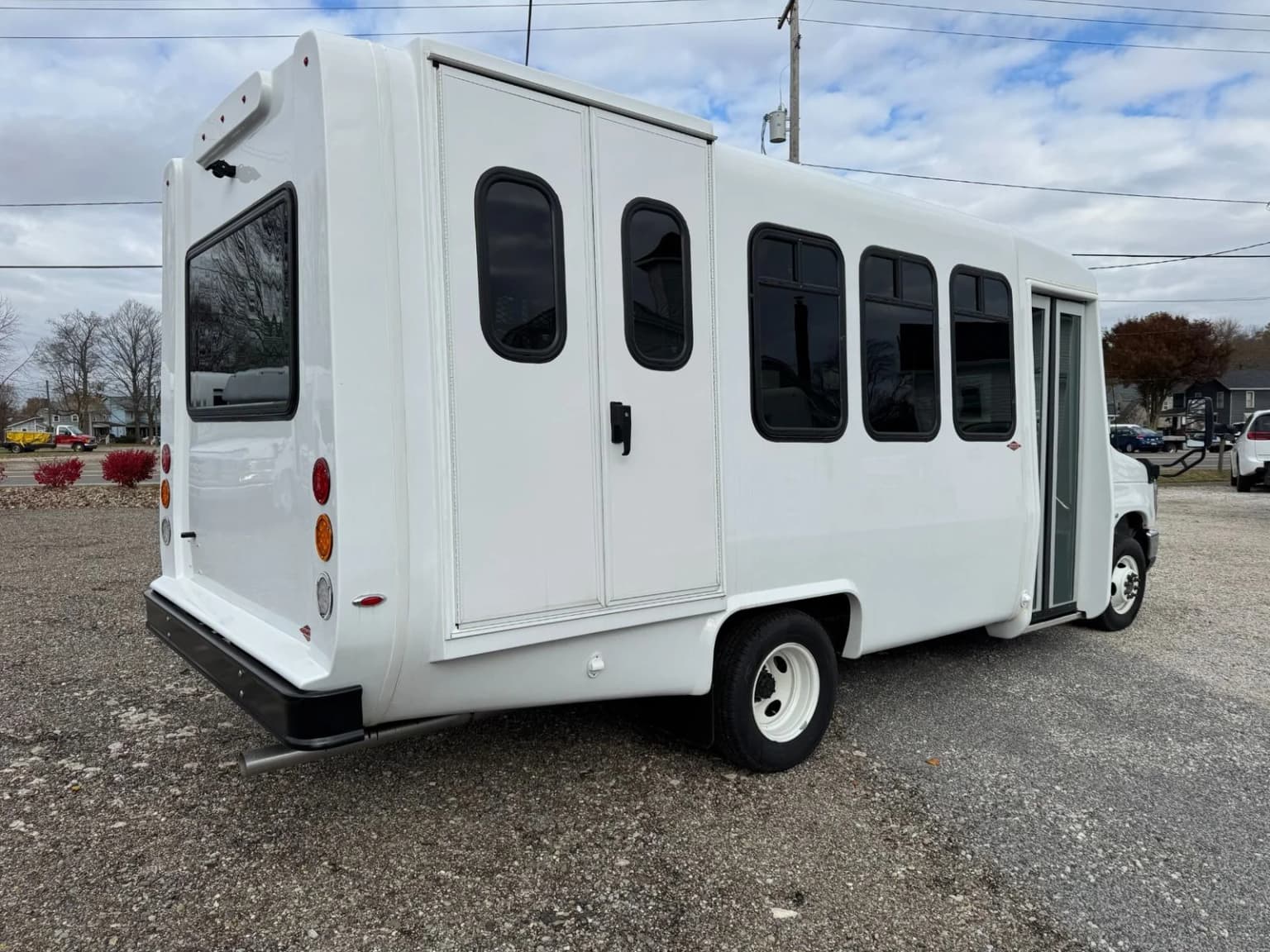 2025 Ford Diamond Coach Shuttle - Thumbnail 3 2025 Ford Diamond Coach Shuttle - Thumbnail 3