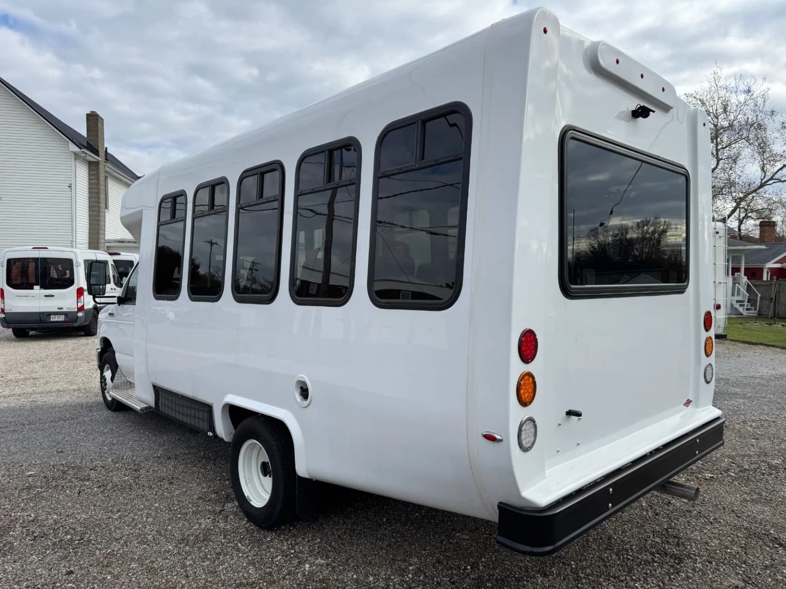 2025 Ford Diamond Coach Shuttle - Thumbnail 4 2025 Ford Diamond Coach Shuttle - Thumbnail 4