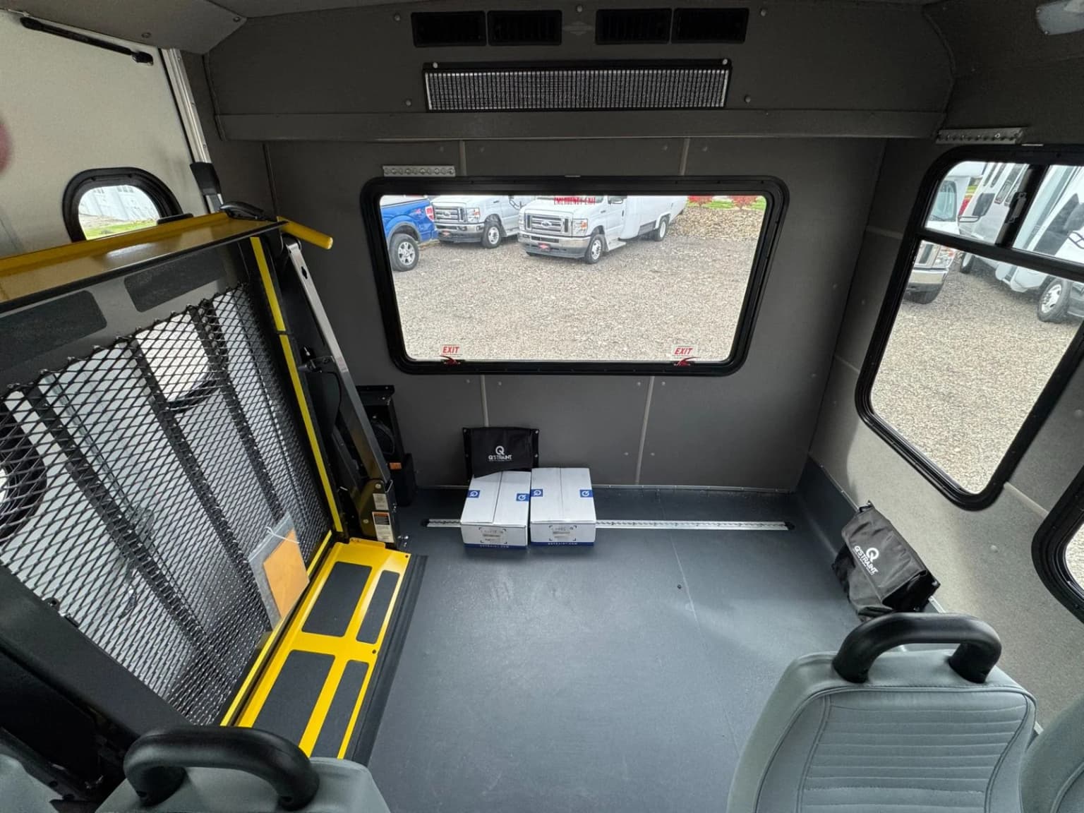 2025 Ford Diamond Coach Shuttle - Thumbnail 7 2025 Ford Diamond Coach Shuttle - Thumbnail 7