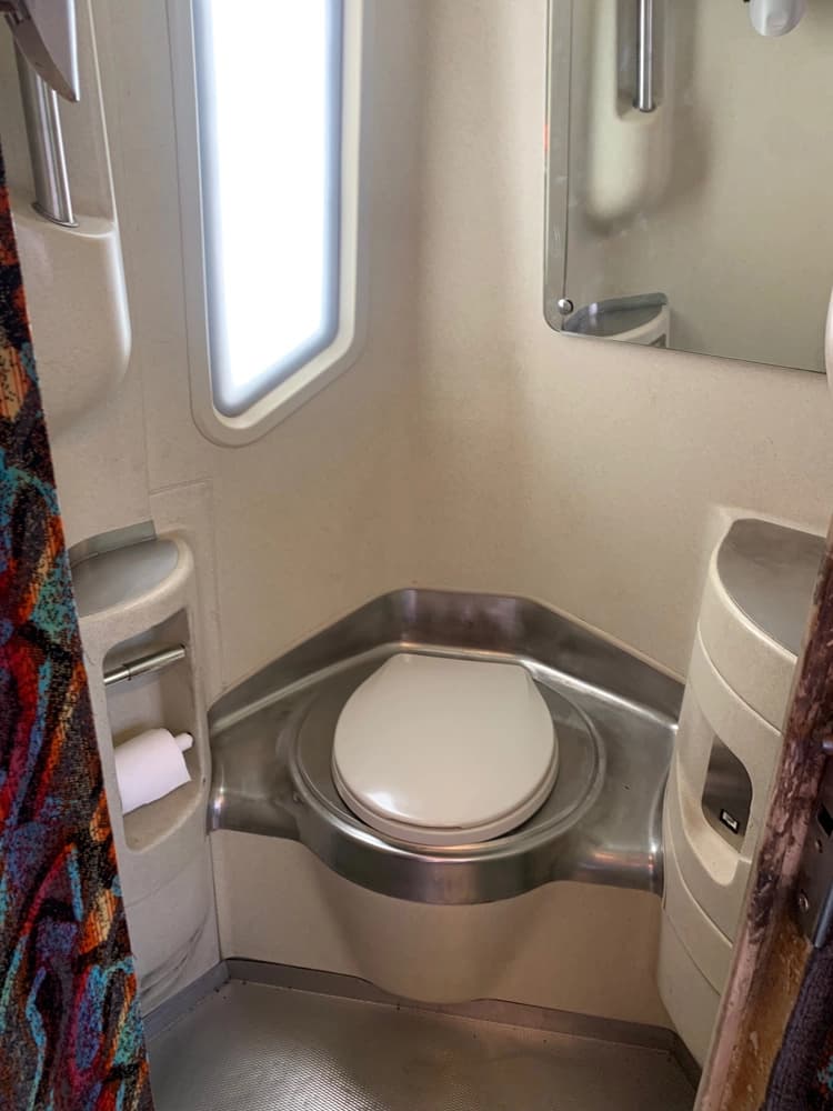 1999 MCI 102-EL3 Coach Bus - Thumbnail 15 1999 MCI 102-EL3 Coach Bus - Thumbnail 15