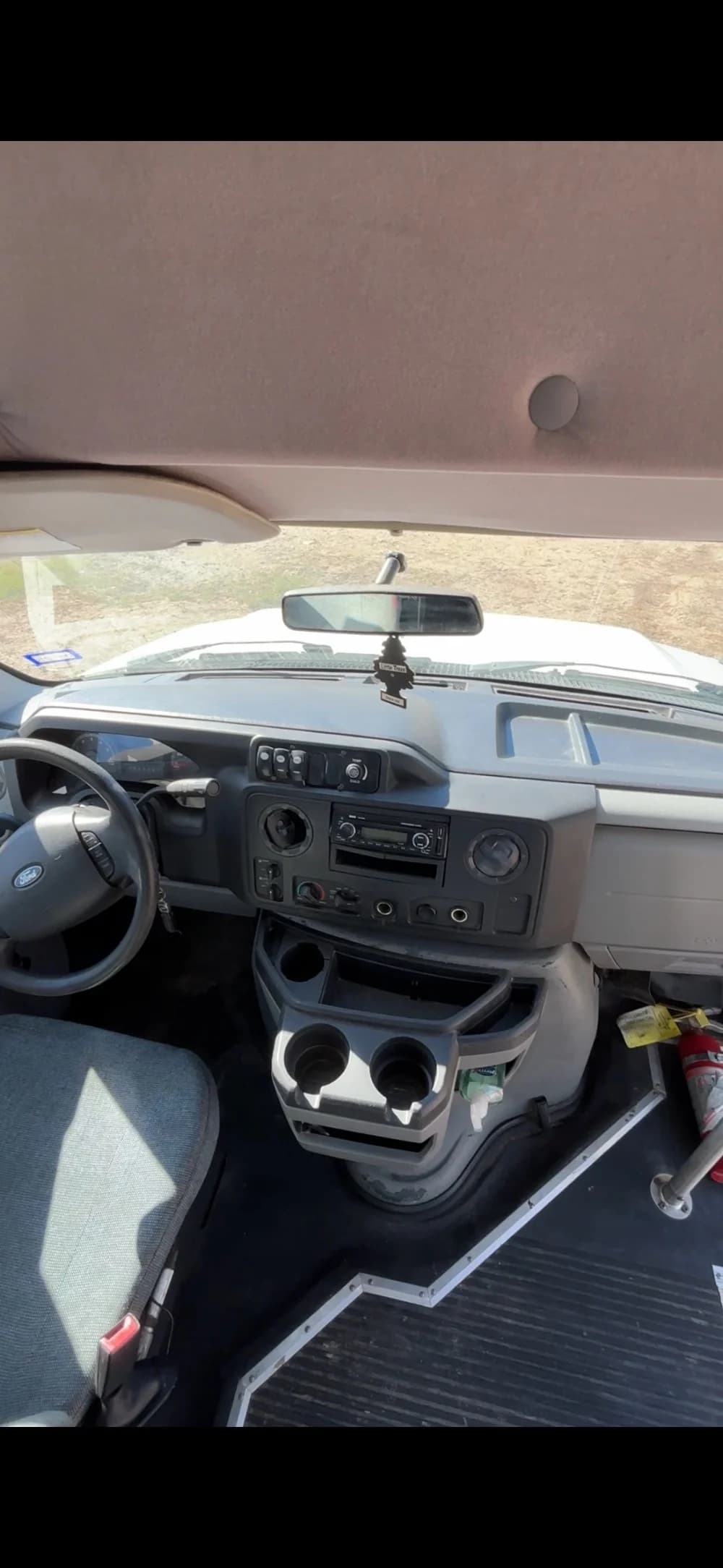 2015 Ford E450 - Thumbnail 3 2015 Ford E450 - Thumbnail 3