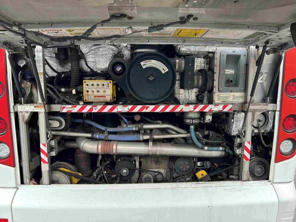 2015 MCI J4500 Coach Bus - Thumbnail 5 2015 MCI J4500 Coach Bus - Thumbnail 5