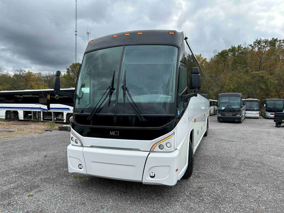 2015 MCI J4500 Coach Bus - Thumbnail 3 2015 MCI J4500 Coach Bus - Thumbnail 3