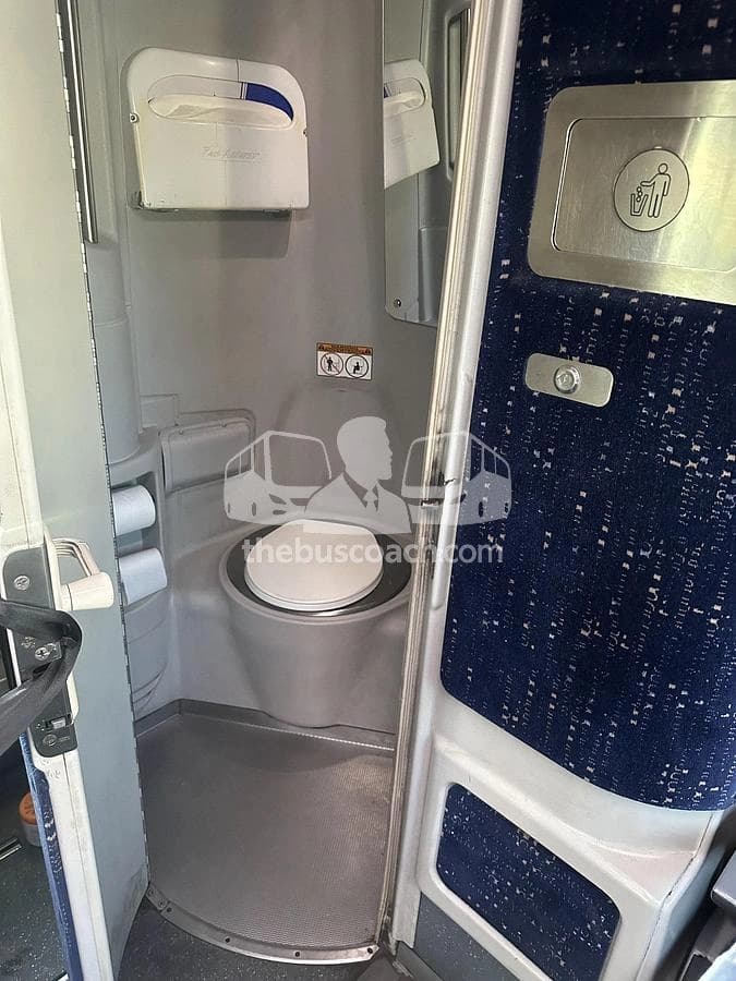 2013 Mci J4500 - Thumbnail 4 2013 Mci J4500 - Thumbnail 4