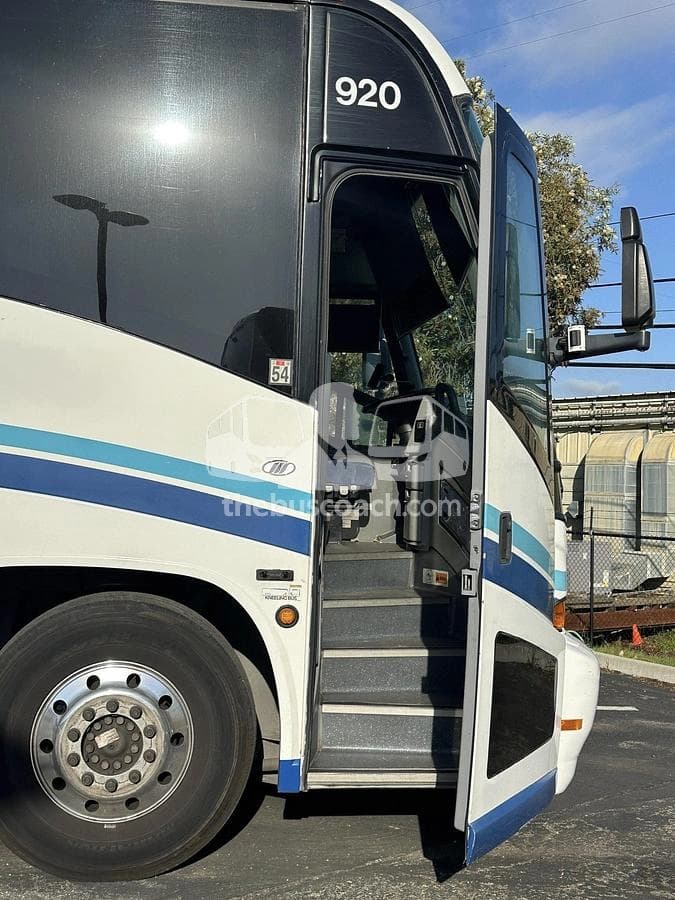 2012 Mci J4500 - Thumbnail 3 2012 Mci J4500 - Thumbnail 3