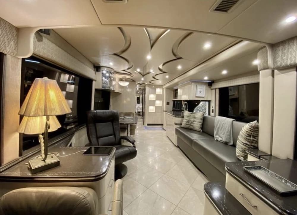 2010 Prevost Featherlite H3-45 Motorhome - Thumbnail 9 2010 Prevost Featherlite H3-45 Motorhome - Thumbnail 9