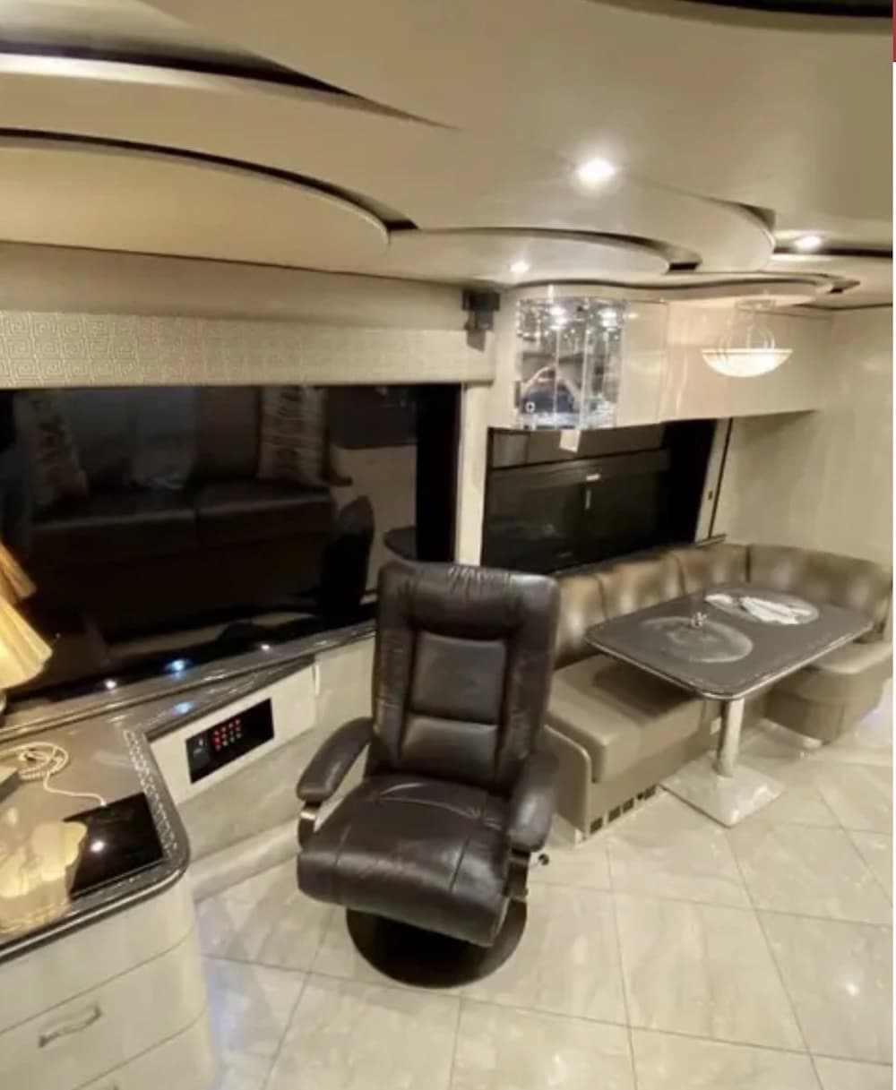 2010 Prevost Featherlite H3-45 Motorhome - Thumbnail 10 2010 Prevost Featherlite H3-45 Motorhome - Thumbnail 10