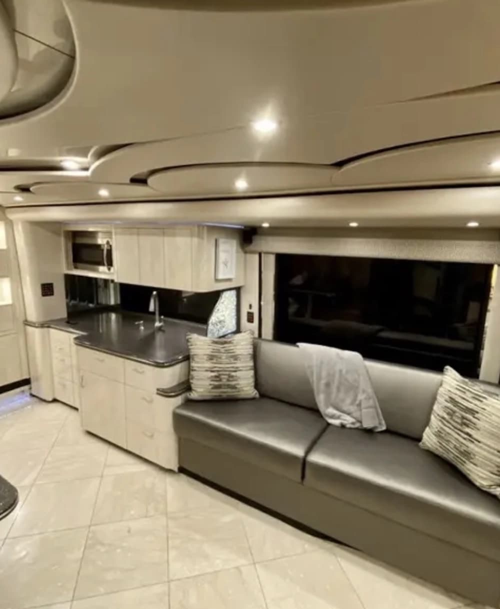 2010 Prevost Featherlite H3-45 Motorhome - Thumbnail 11 2010 Prevost Featherlite H3-45 Motorhome - Thumbnail 11