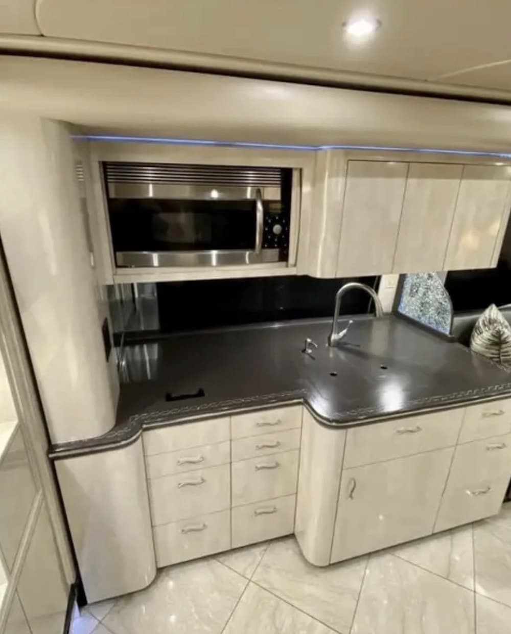 2010 Prevost Featherlite H3-45 Motorhome - Thumbnail 12 2010 Prevost Featherlite H3-45 Motorhome - Thumbnail 12