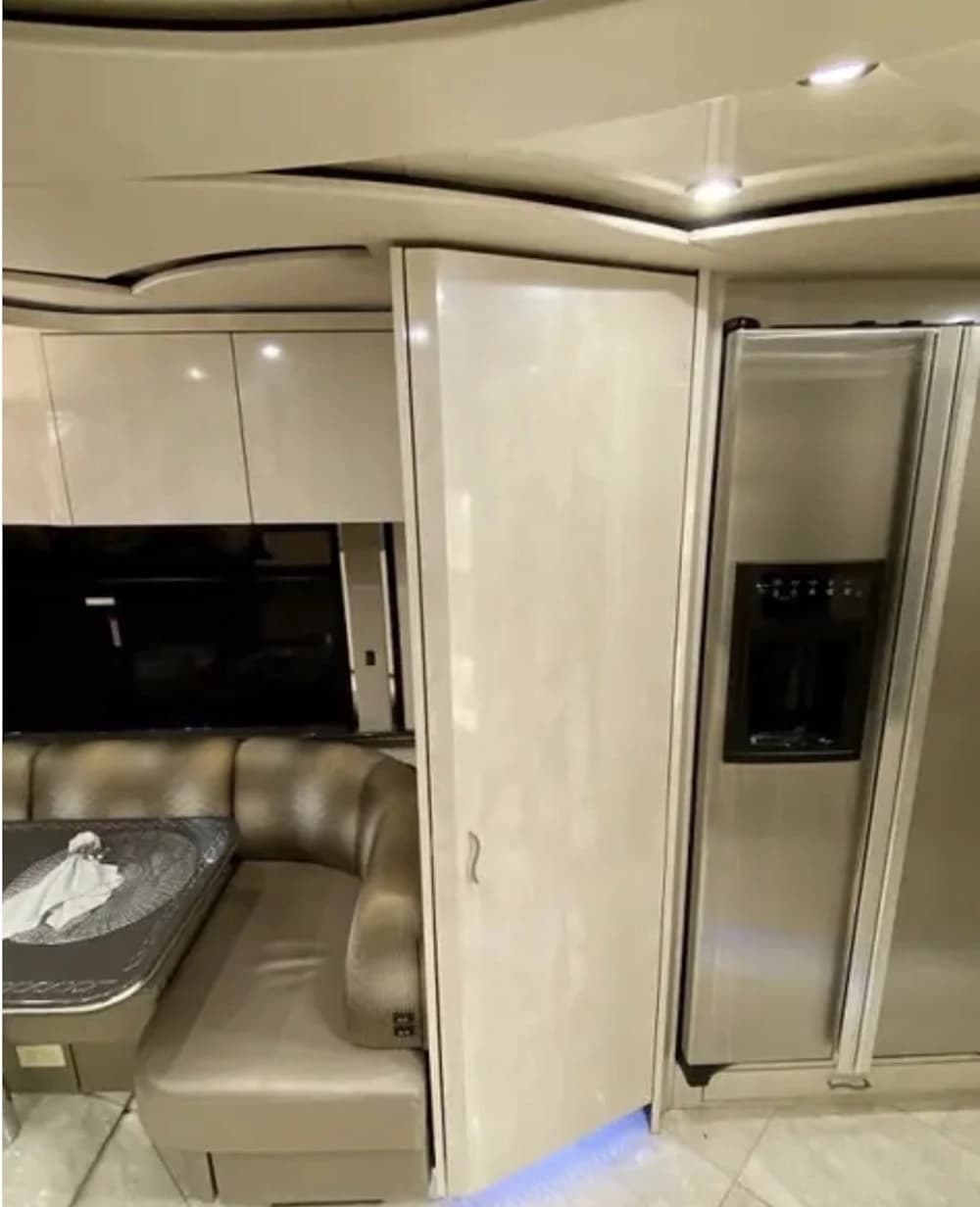 2010 Prevost Featherlite H3-45 Motorhome - Thumbnail 14 2010 Prevost Featherlite H3-45 Motorhome - Thumbnail 14