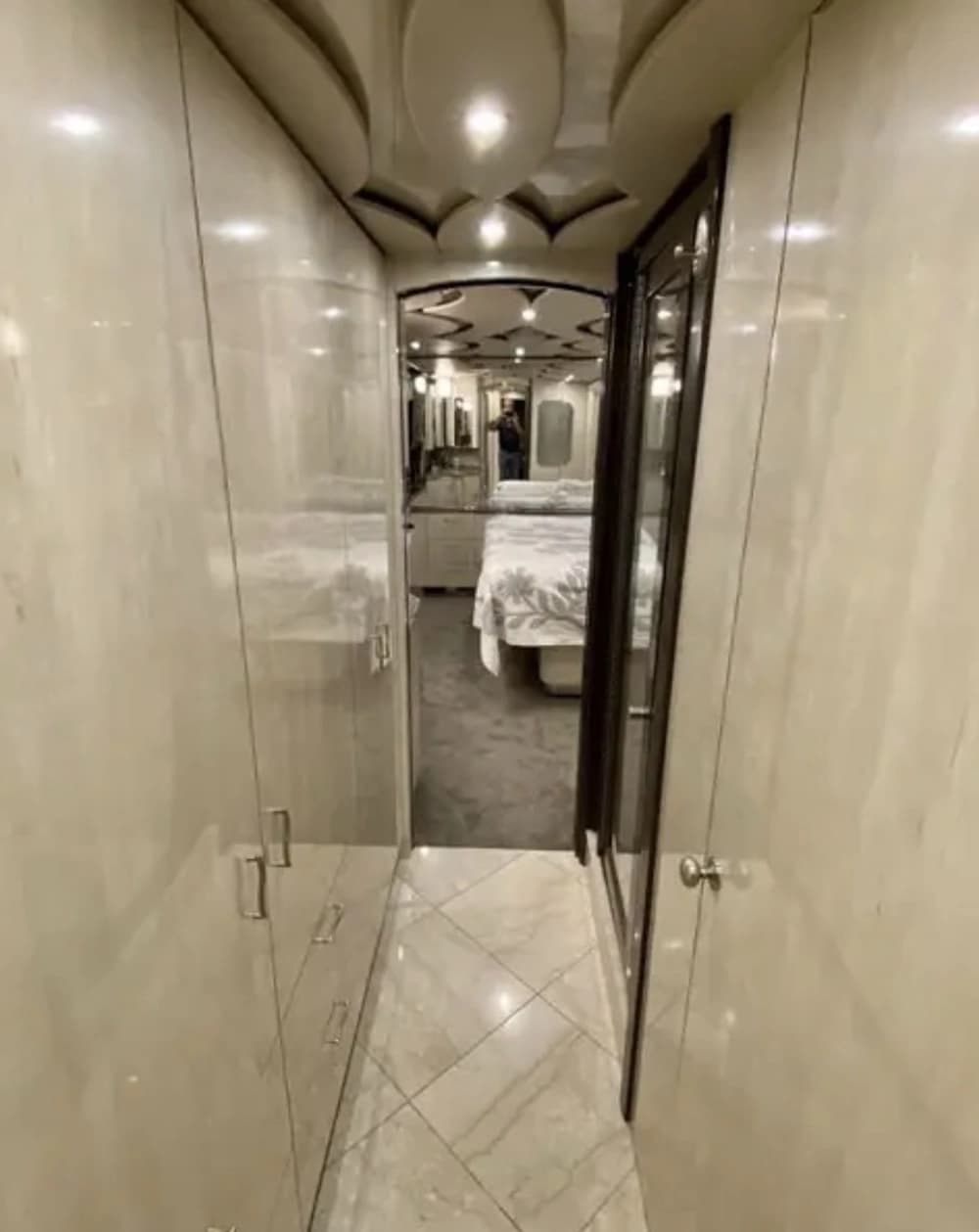 2010 Prevost Featherlite H3-45 Motorhome - Thumbnail 15 2010 Prevost Featherlite H3-45 Motorhome - Thumbnail 15