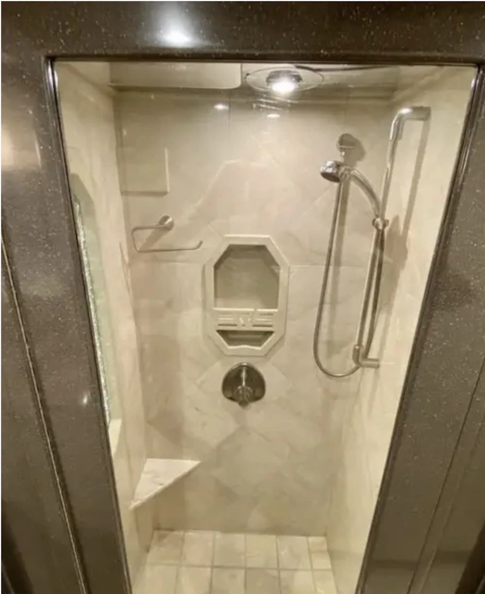 2010 Prevost Featherlite H3-45 Motorhome - Thumbnail 17 2010 Prevost Featherlite H3-45 Motorhome - Thumbnail 17