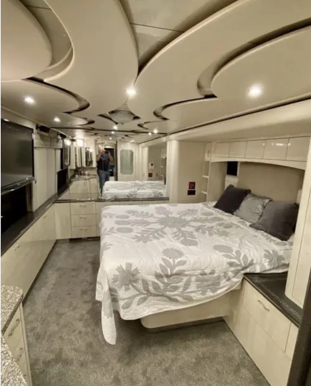 2010 Prevost Featherlite H3-45 Motorhome - Thumbnail 18 2010 Prevost Featherlite H3-45 Motorhome - Thumbnail 18