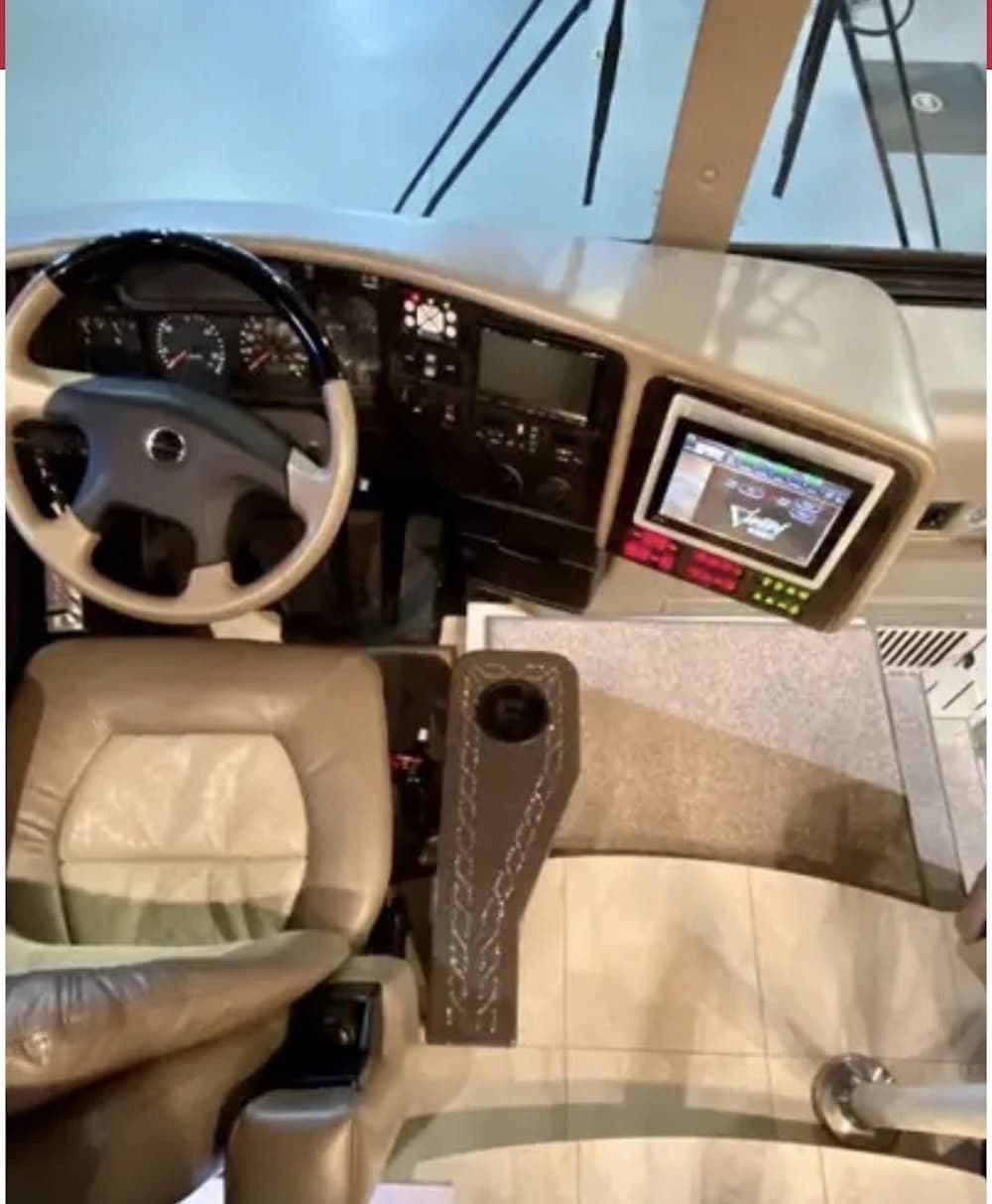 2010 Prevost Featherlite H3-45 Motorhome - Thumbnail 3 2010 Prevost Featherlite H3-45 Motorhome - Thumbnail 3