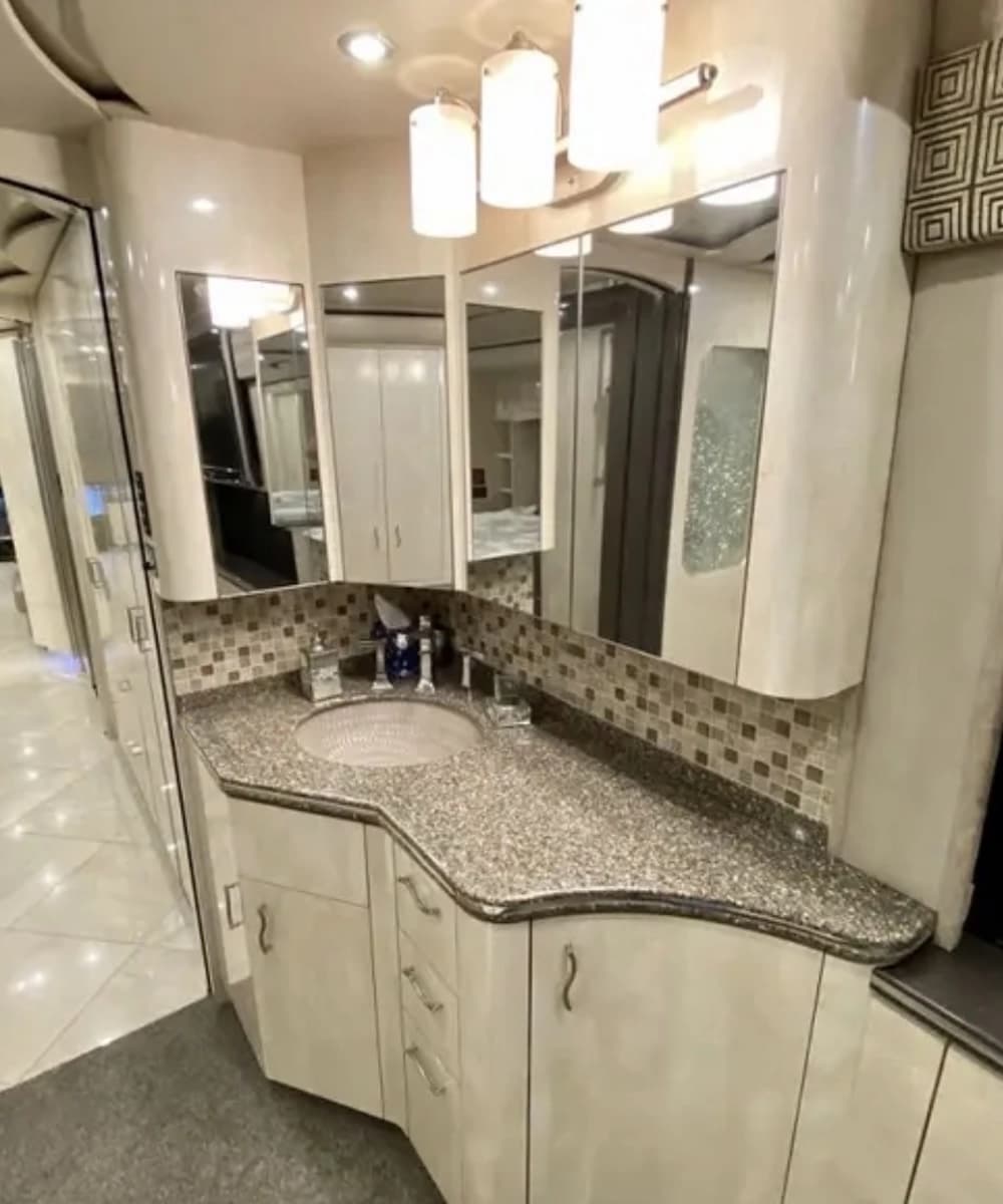 2010 Prevost Featherlite H3-45 Motorhome - Thumbnail 5 2010 Prevost Featherlite H3-45 Motorhome - Thumbnail 5