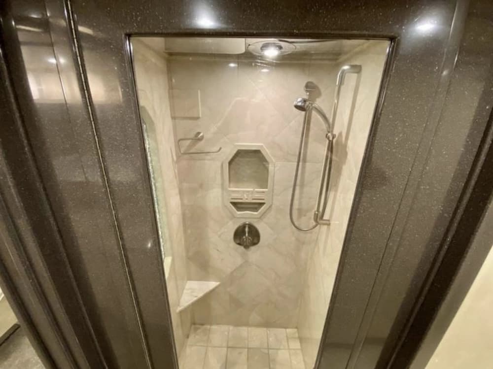 2010 Prevost Featherlite H3-45 Motorhome - Thumbnail 8 2010 Prevost Featherlite H3-45 Motorhome - Thumbnail 8