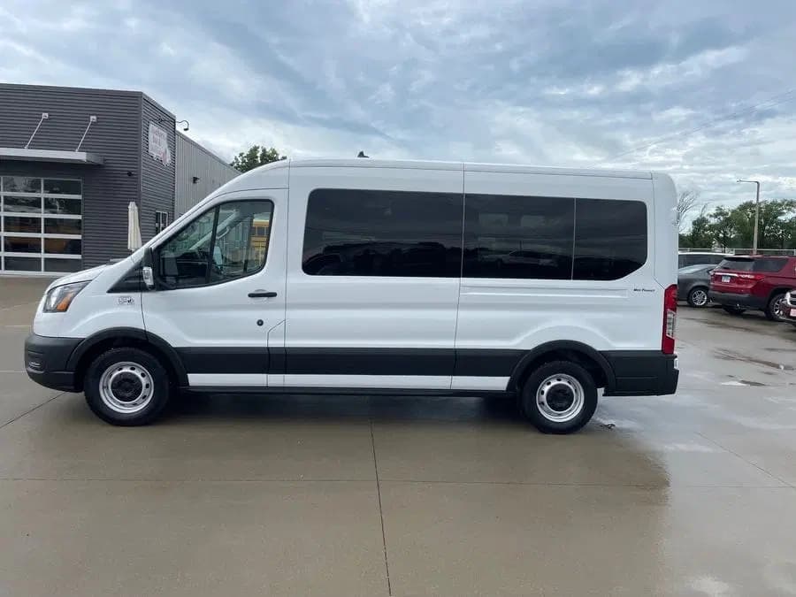 2025 Ford 350 SRW Cutaway - Thumbnail 2 2025 Ford 350 SRW Cutaway - Thumbnail 2