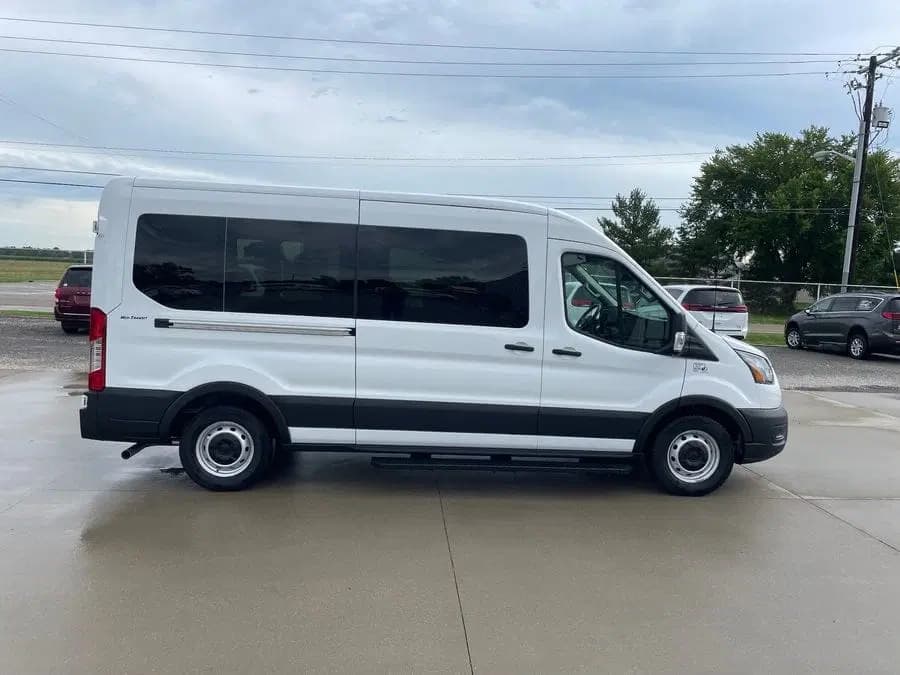 2025 Ford 350 SRW Cutaway - Thumbnail 4 2025 Ford 350 SRW Cutaway - Thumbnail 4