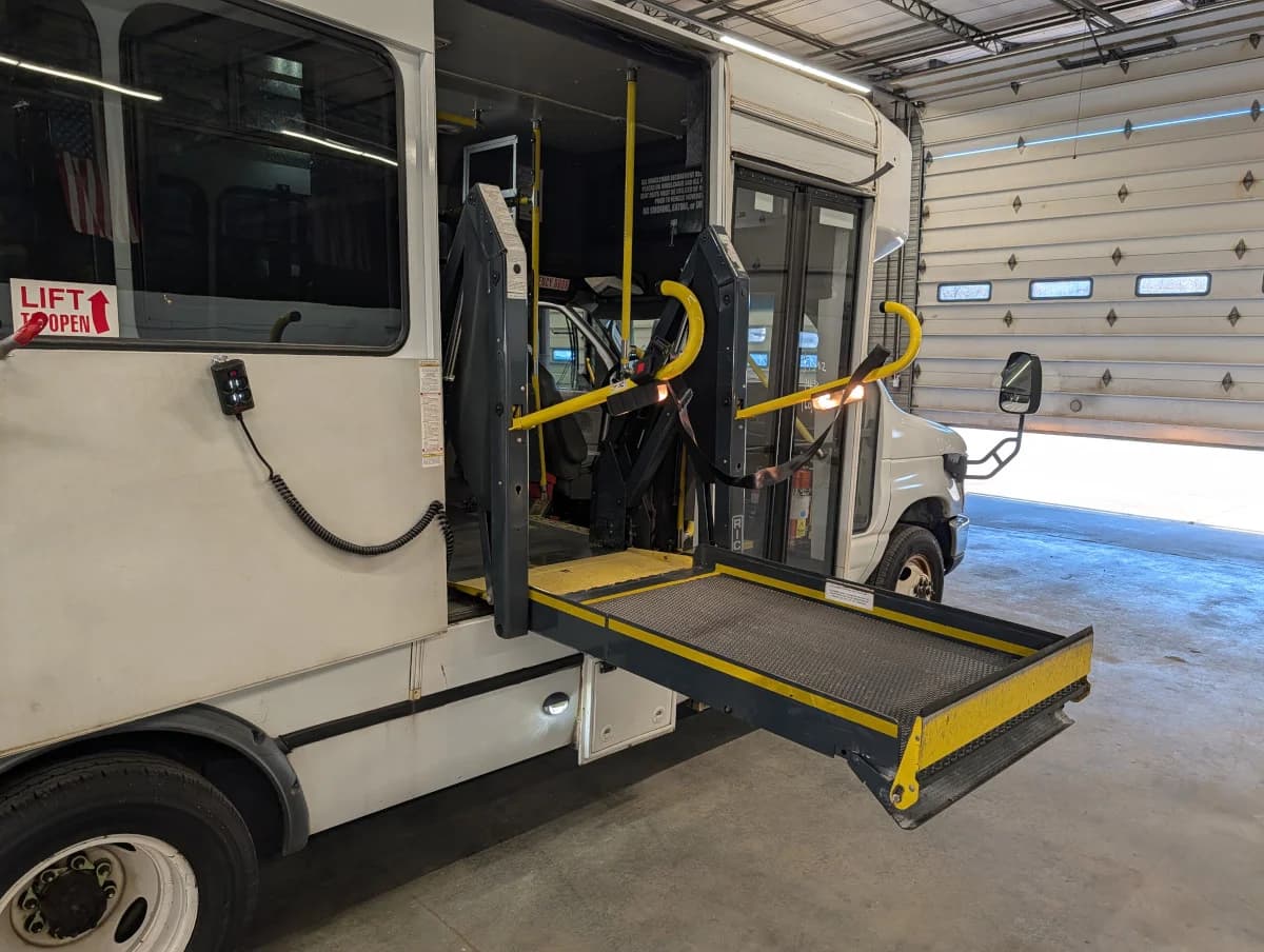 2017 Ford E450 Shuttle - Thumbnail 16 2017 Ford E450 Shuttle - Thumbnail 16